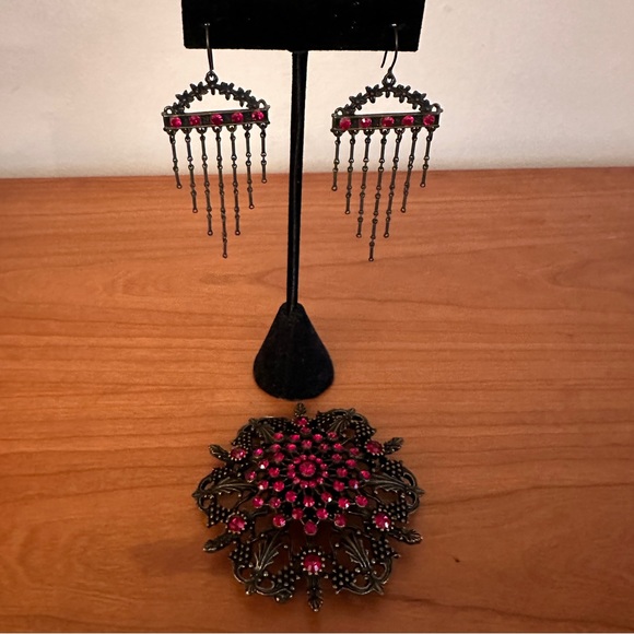 Brooch with red “stones” and matching pierced earrings - Picture 9 of 12
